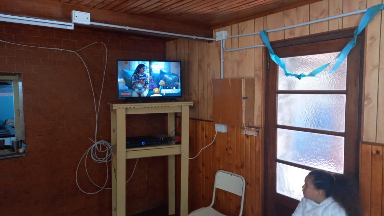 Entrega TV a escuela de montaña 